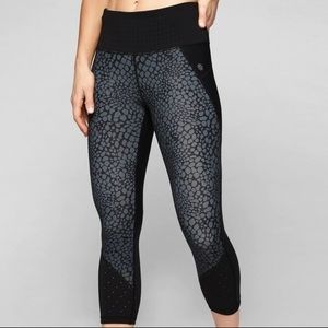 Athleta Crocodile Stealth Trucool Capri Leggings Size XS crop